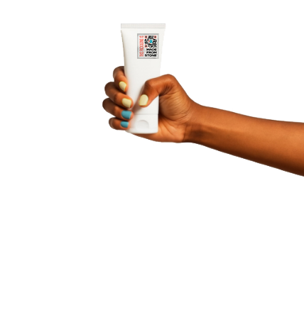 Mano sosteniendo envase